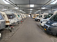 Caravanstalling Persoon Caravan Care tegelvloer en geisoleerd dak